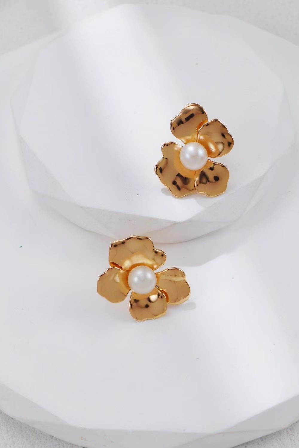 Boucles d’oreilles Fleur Dorée vues de dos, motif floral en relief