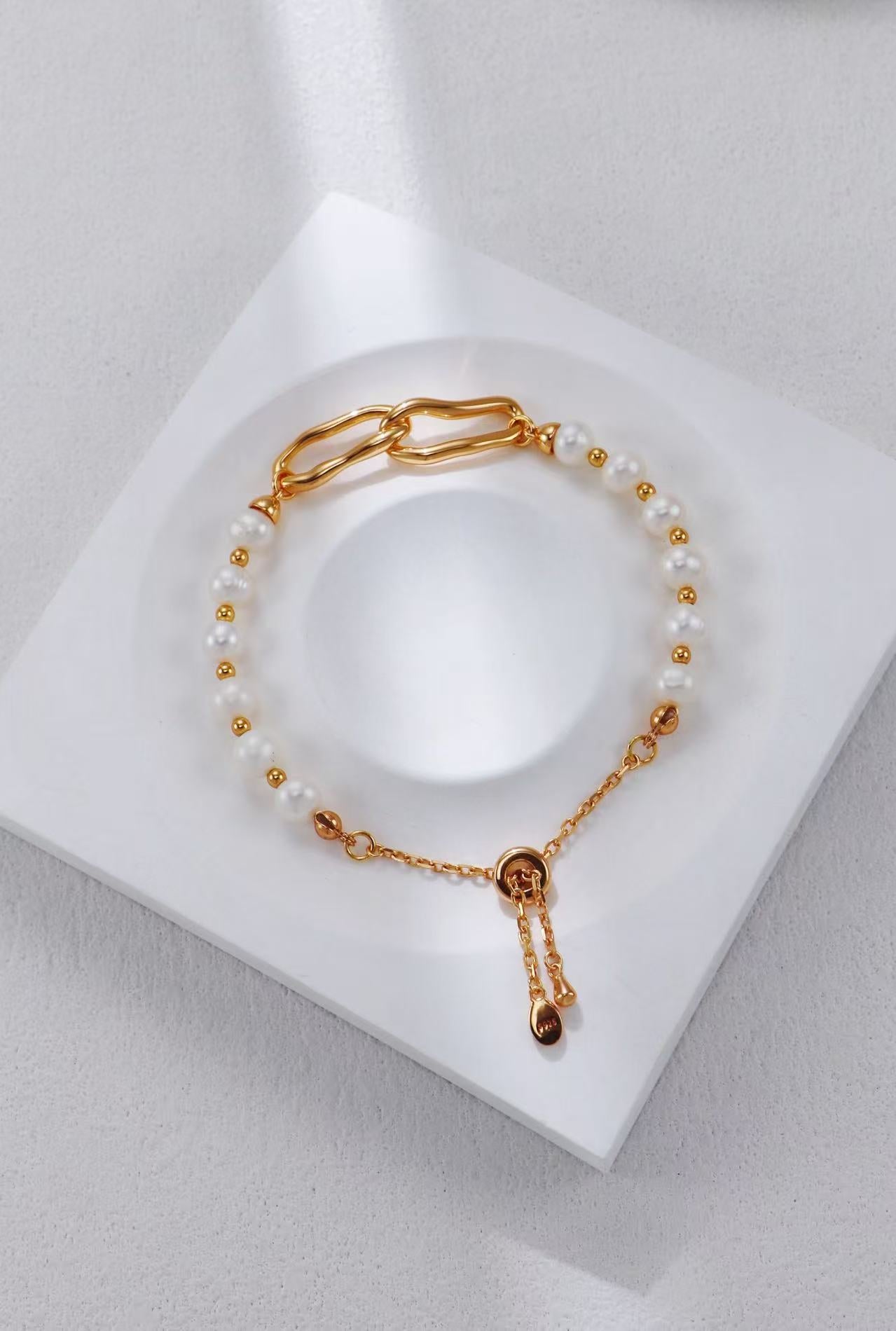Vue studio du bracelet double fermoir en perles blanches et plaqué or – Collection MeiPerle