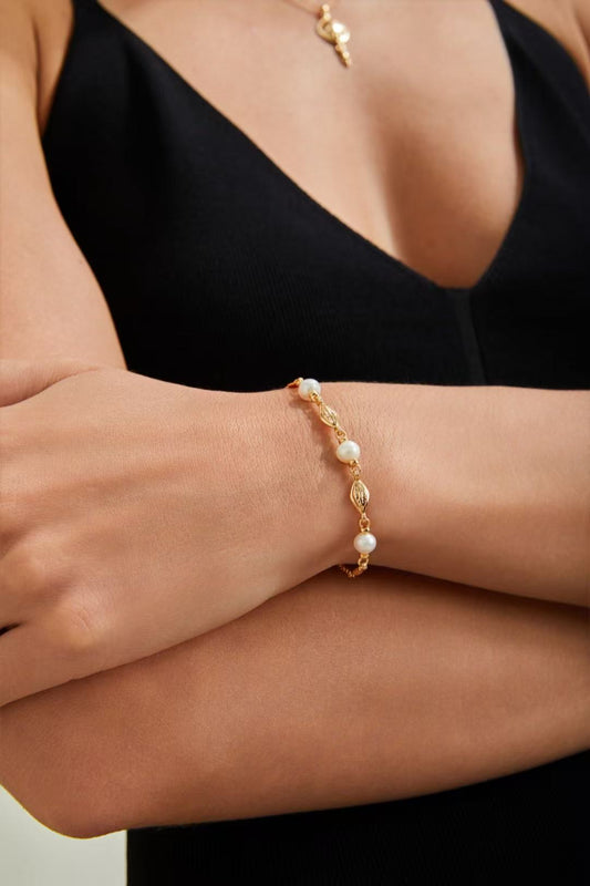 Femme portant le bracelet en perles naturelles MeiPerle – collection Éclats d’Été