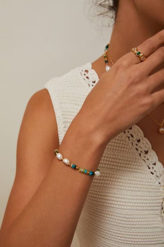 Femme portant un bracelet en pierres naturelles multicolores MeiPerle