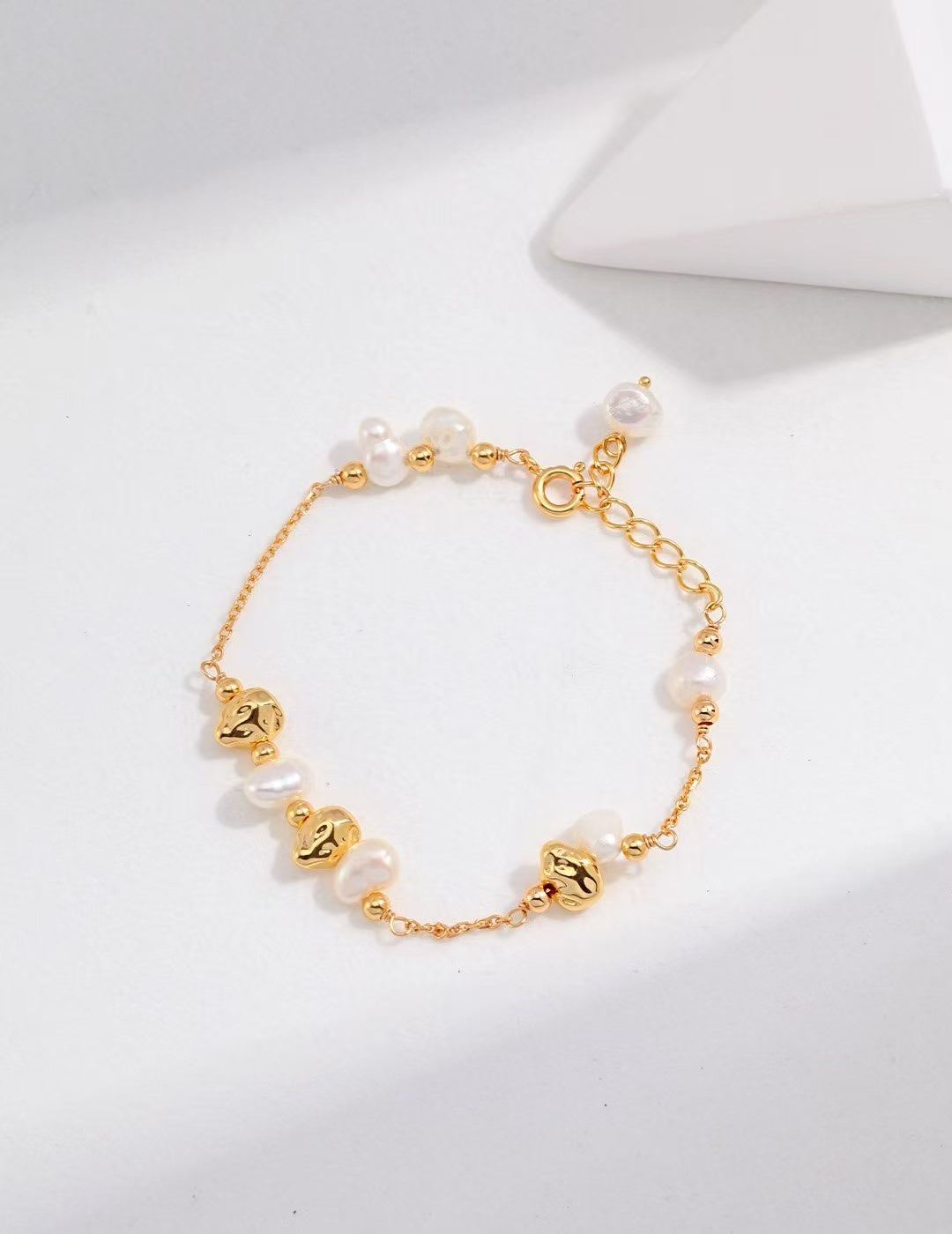 Bracelet Perle Stellaire en argent S925 avec perles d’eau douce irrégulières et éclats dorés – vue à plat