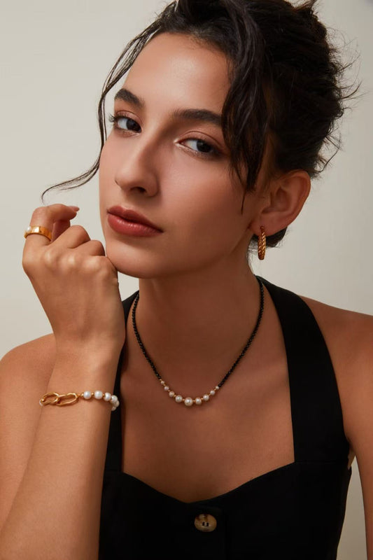 Bracelet élégant avec perles naturelles et double fermoir doré porté par une femme – MeiPerle