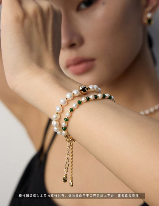 Bracelet panthère dorée et perles porté par un modèle – bijou élégant et féminin