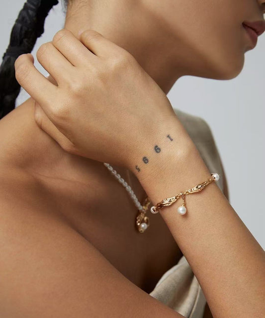 Bracelet Rivage Doré porté au poignet d'une femme