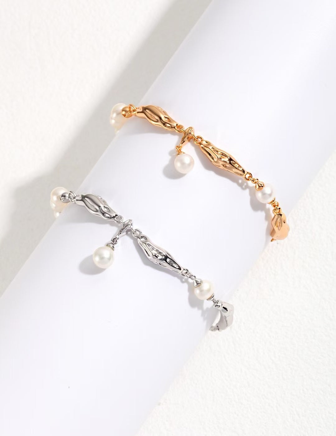 Bracelet Rivage Doré en version argentée sur fond clair