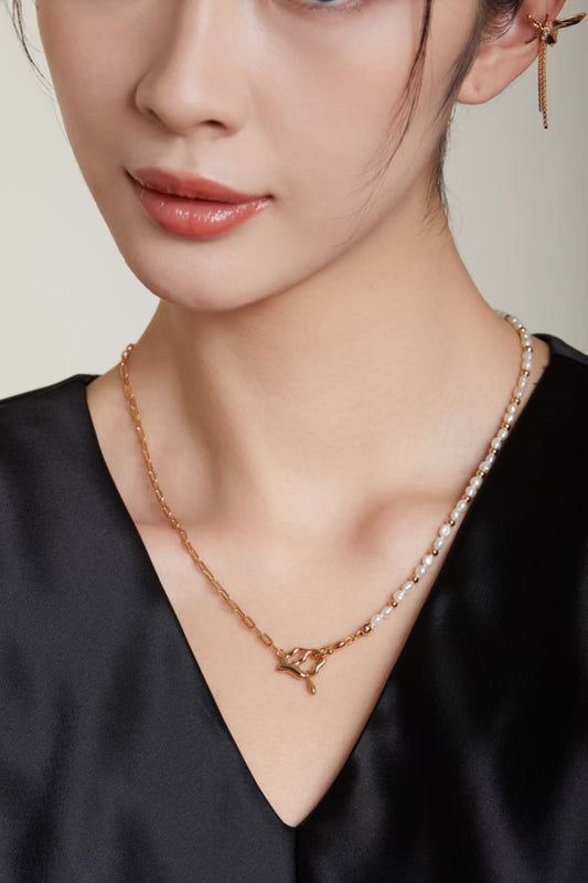 Collier perles naturelles et maillons dorés porté en look élégant