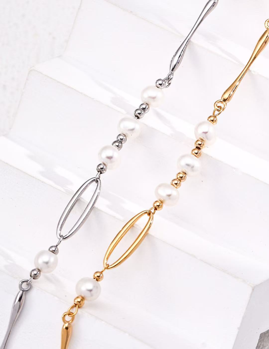 Détail du collier en perles naturelles doré et argenté – chaîne et fermoir