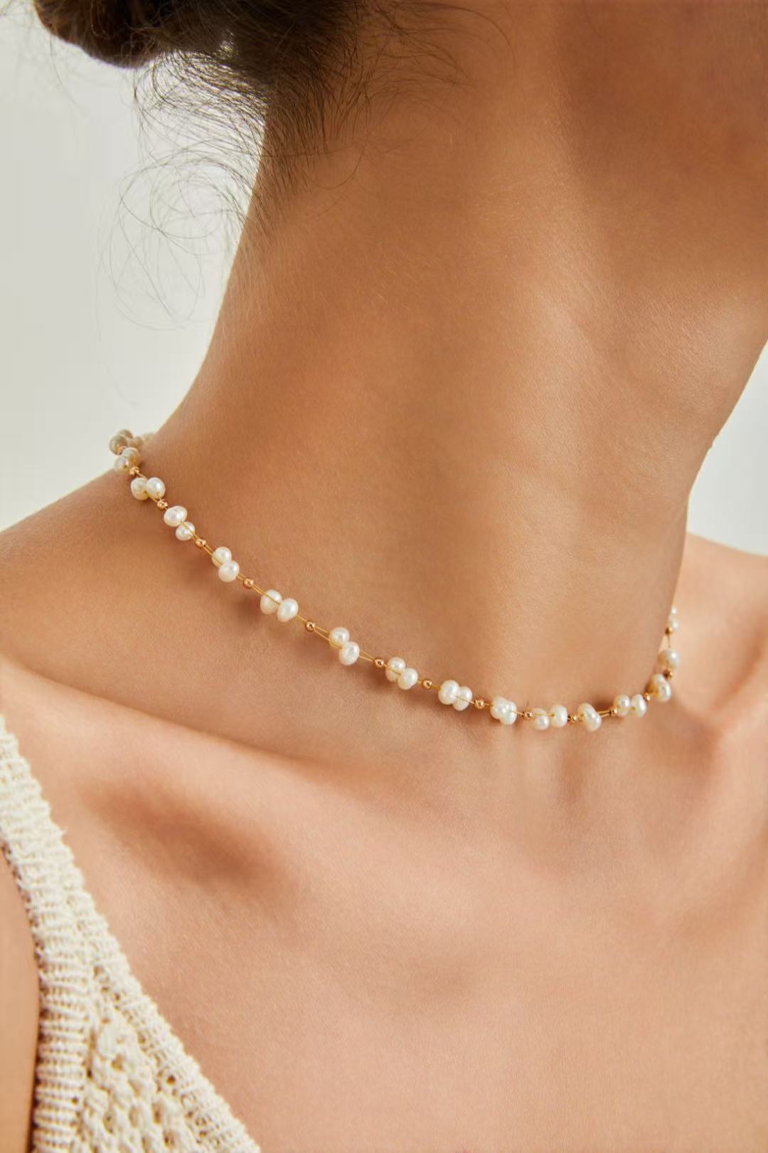 Zoom sur un collier doré en perles naturelles porté – Collection MeiPerle