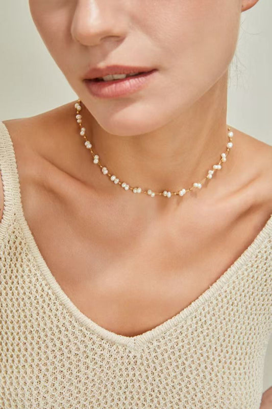 Femme portant un collier perlé doré en argent 925 – Bijou Nuée Perlée de MeiPerle