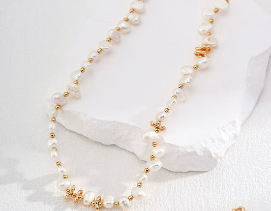 Détail du fermoir et des perles baroques du collier Éclats de Sable