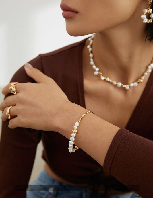 Bracelet perles naturelles porté au poignet – coloris doré