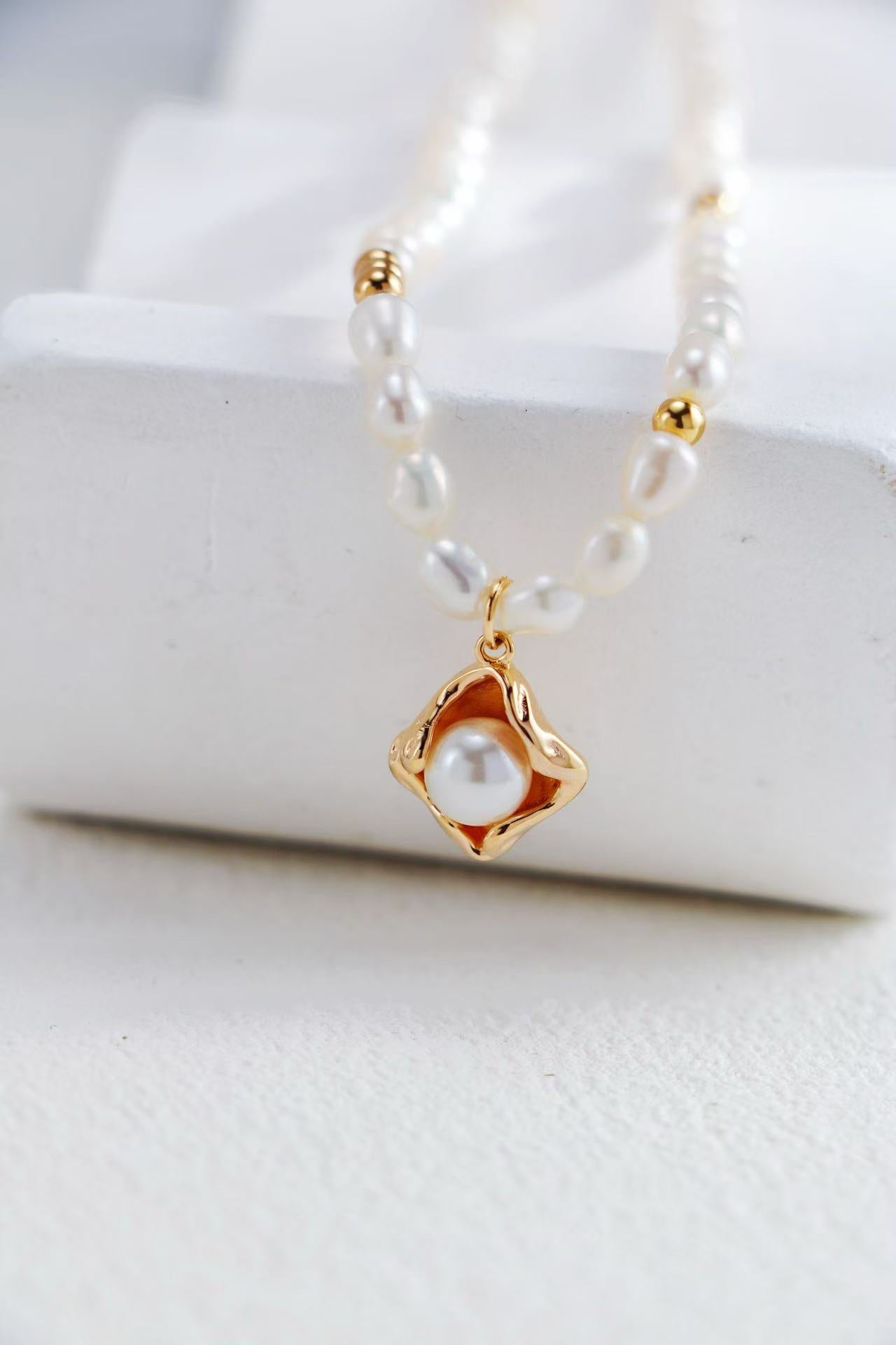 Zoom sur collier perle naturelle doré monté sur chaîne en argent S925, avec pendentif doré – bijou Éclat Royal - MeiPerle