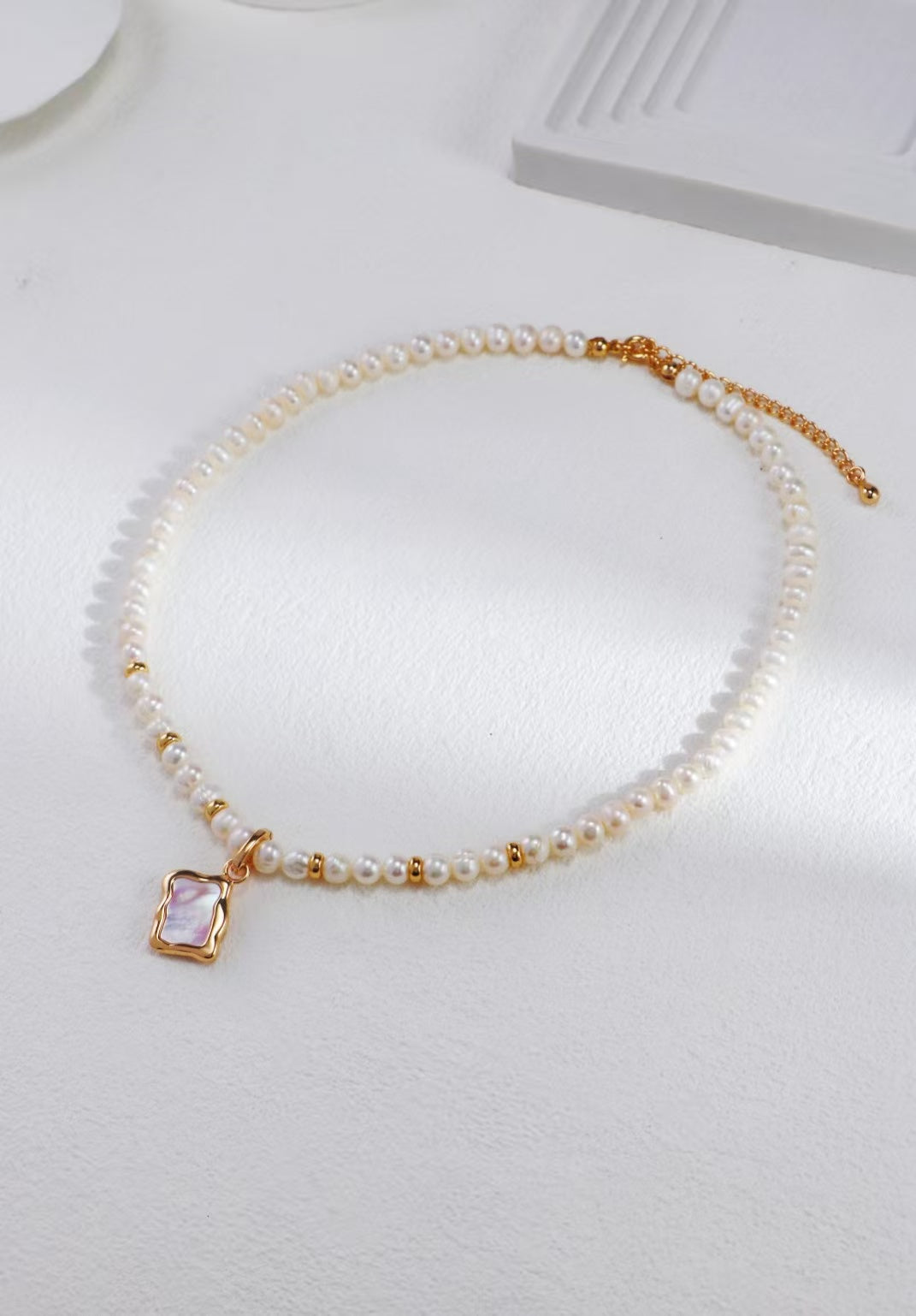 Collier doré 925 avec perles naturelles et pendentif rectangulaire en cristal