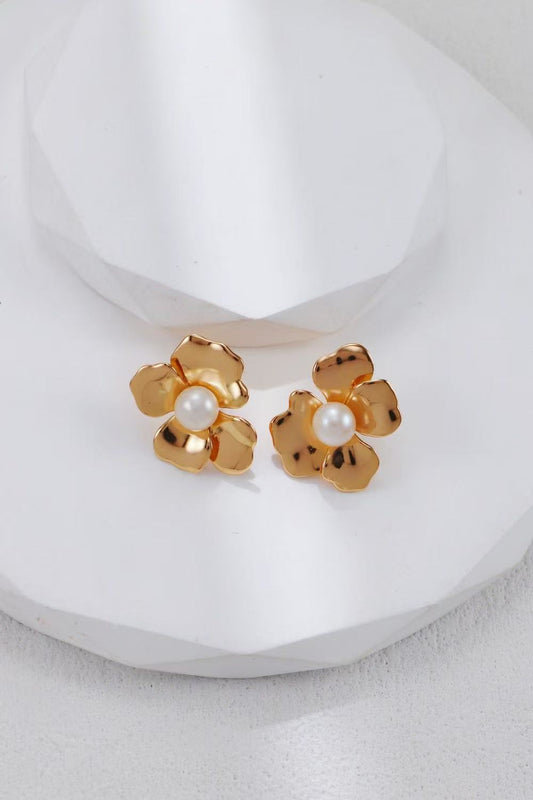 Vue recto des boucles d’oreilles Fleur Dorée sur fond blanc – Meiperle