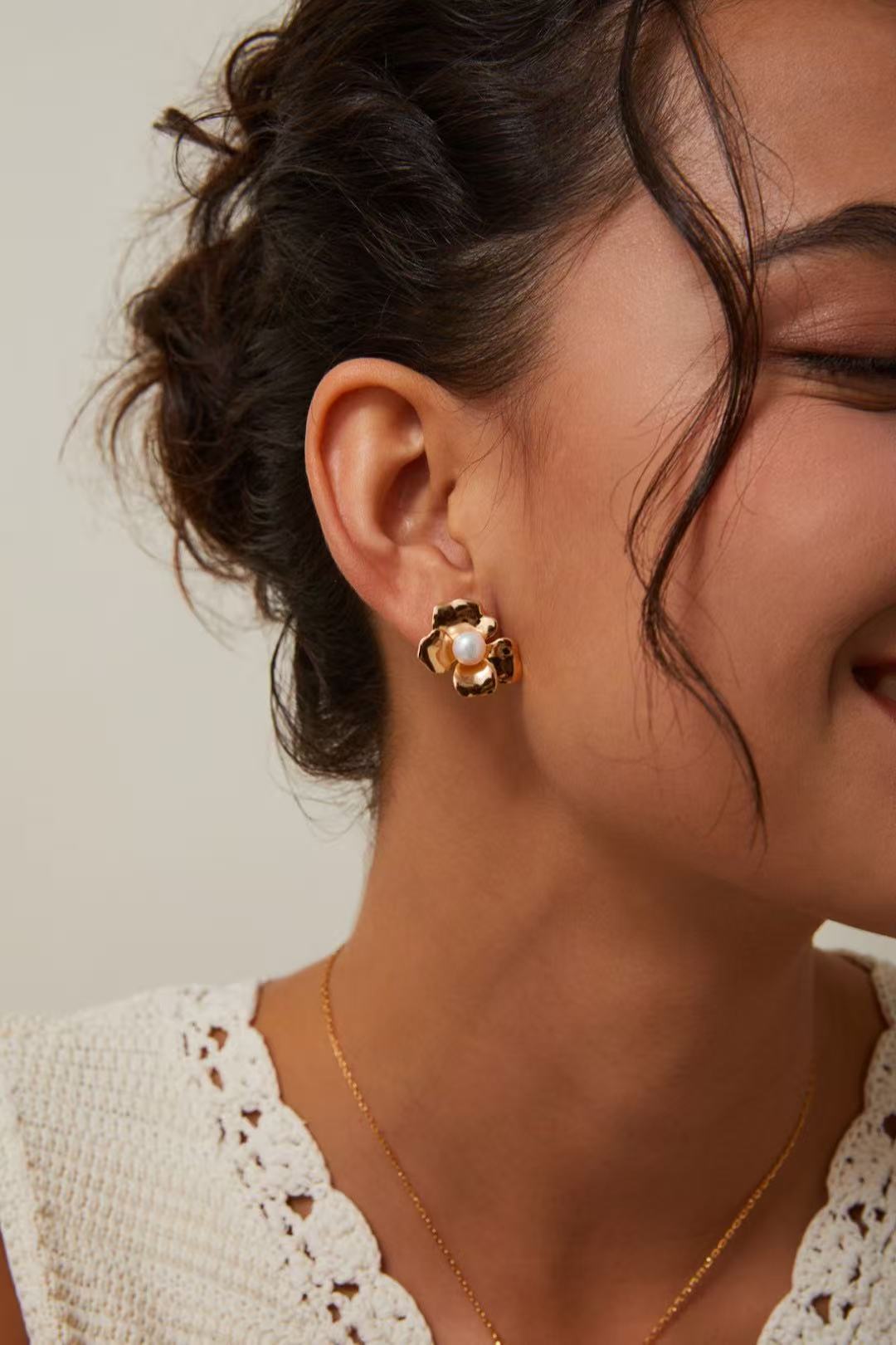 Boucles d’oreilles Fleur Dorée en perle sur modèle de profil – Meiperle