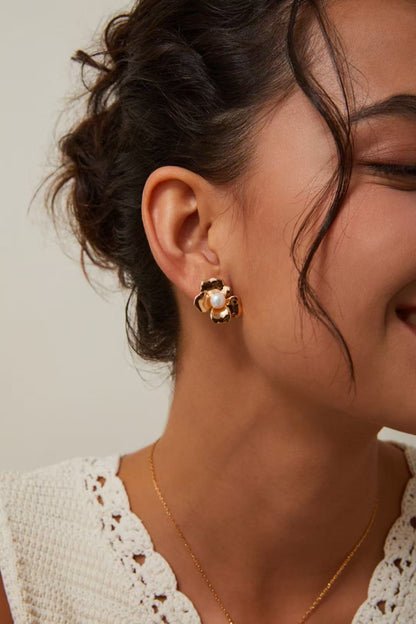 Boucles d’oreilles Fleur Dorée en perle sur modèle de profil – Meiperle