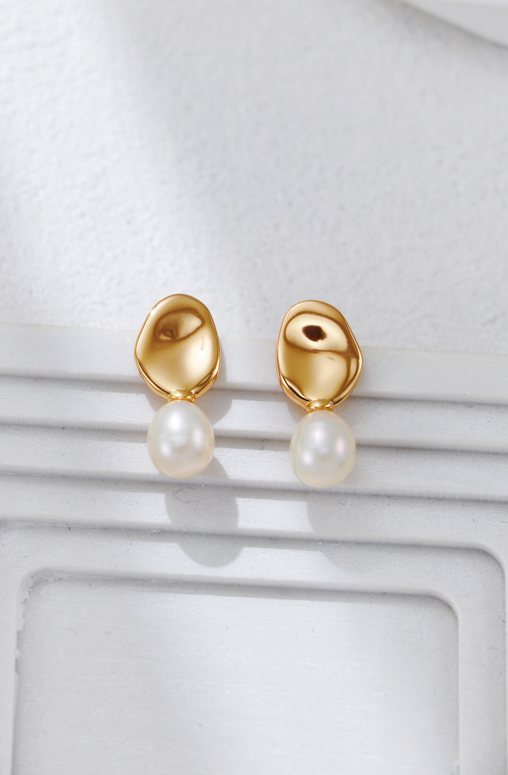 Boucles d’oreilles Lueur Dorée – perles naturelles sur fond blanc, vue de face