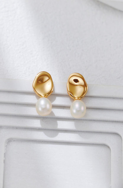Boucles d’oreilles Lueur Dorée – perles naturelles sur fond blanc, vue de face