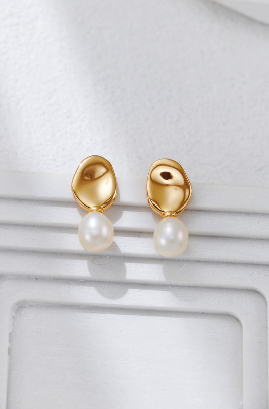 Boucles d’oreilles Lueur Dorée – perles naturelles sur fond blanc, vue de face