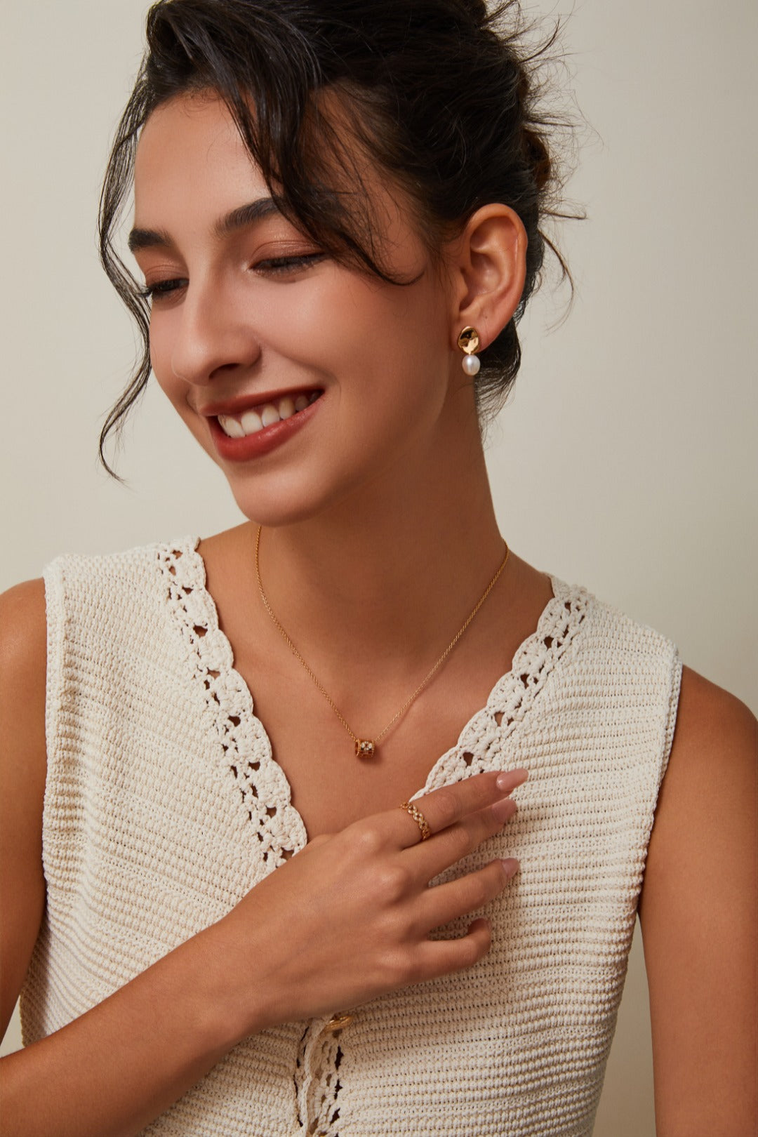 Femme portant les boucles Lueur Dorée – boucles en argent doré et perles naturelles de face