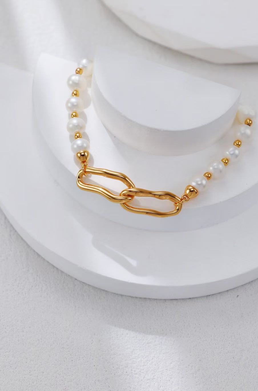 Vue détaillé du bracelet double fermoir en perles blanches et plaqué or  – Collection MeiPerle