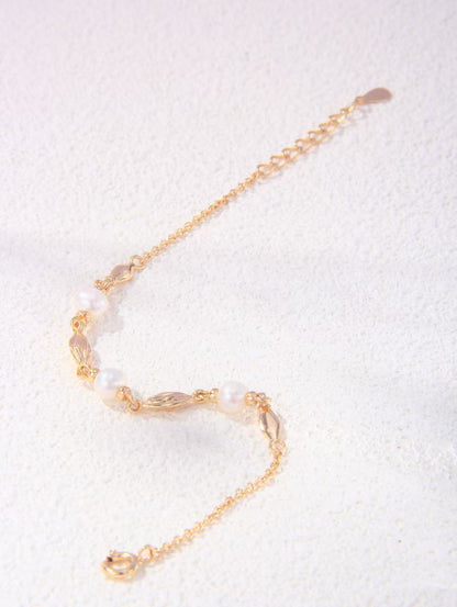 Bracelet doré avec perles naturelles MeiPerle posé à plat et déplié sur fond clair