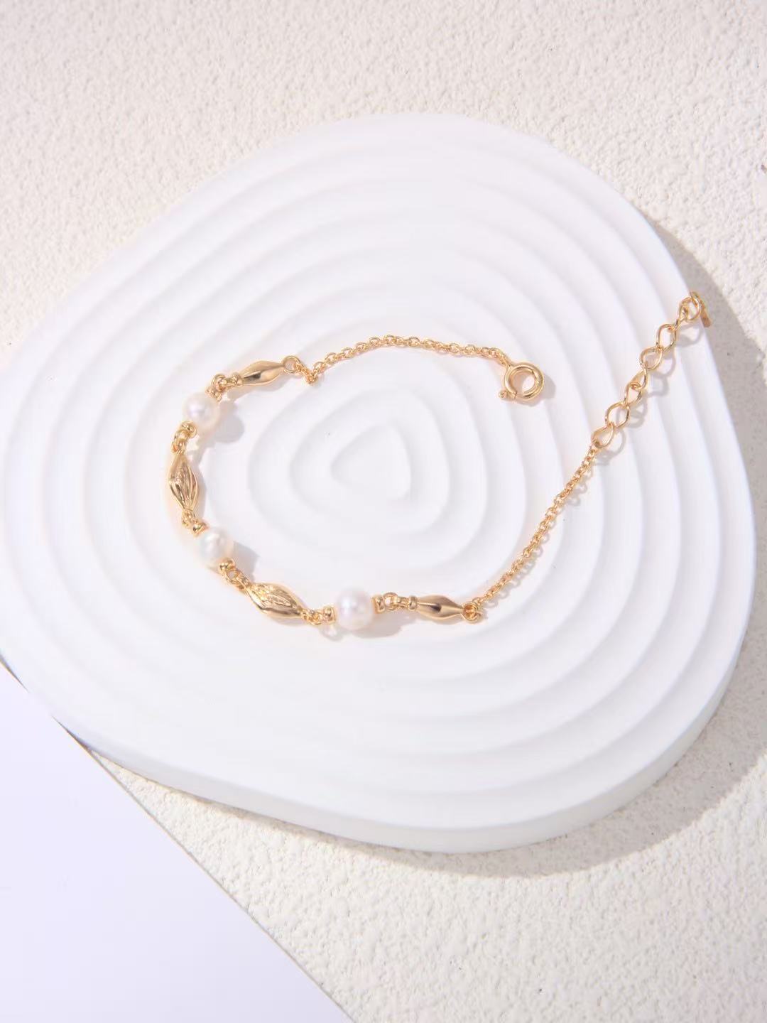 Bracelet doré avec perles naturelles MeiPerle posé à plat sur fond clair