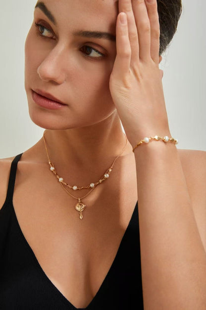 Femme portant le bracelet en perles naturelles MeiPerle – collection Éclats d’Été en vue d'ensemble