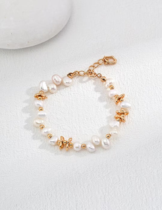 Bracelet doré Lianes d’Or en perles naturelles et maillons plaqué or sur fond blanc