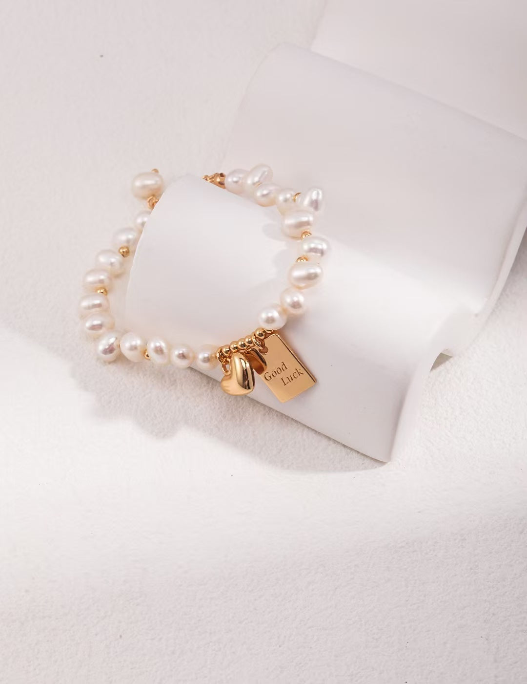 Gros plan sur les pendentifs gravés du bracelet Lueur d’Espoir