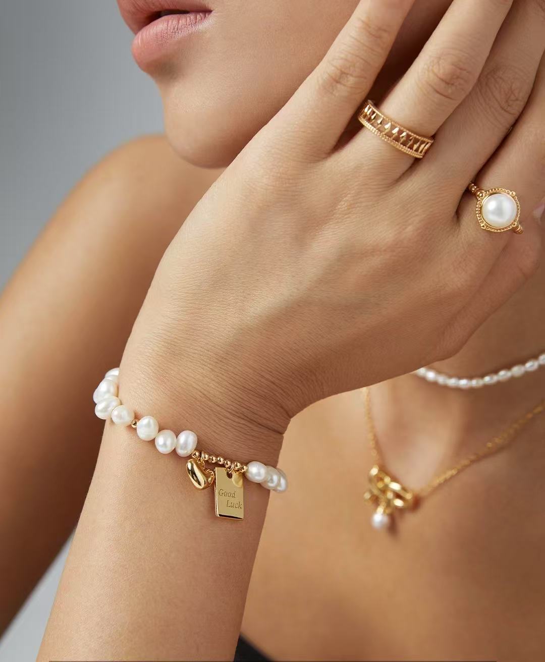 Bracelet Lueur d’Espoir en accumulation avec d’autres bijoux