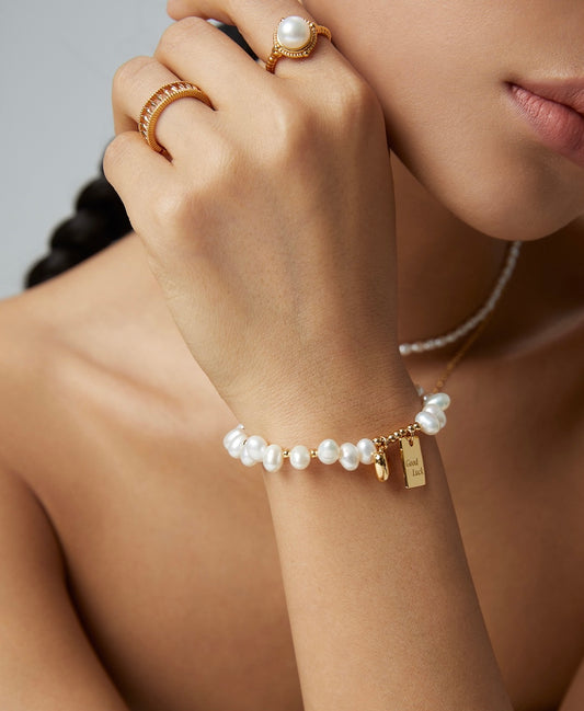 Bracelet doré Lueur d’Espoir porté au poignet