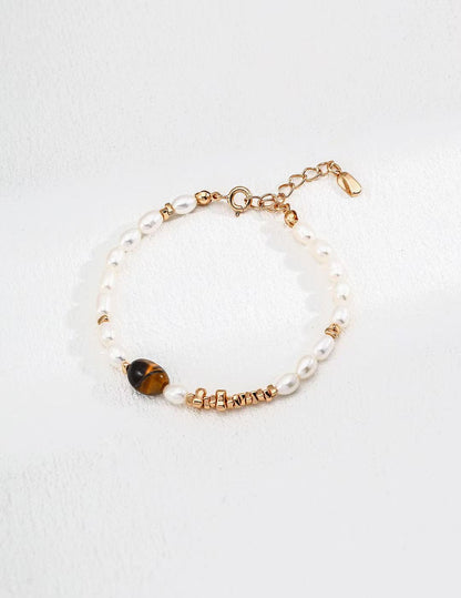 Bracelet doré vintage avec perles naturelles et œil de tigre – vue à plat