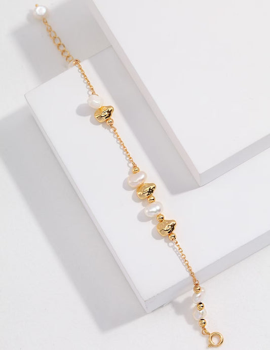 Bracelet Perle Stellaire – perles irrégulières et détails dorés sculptés