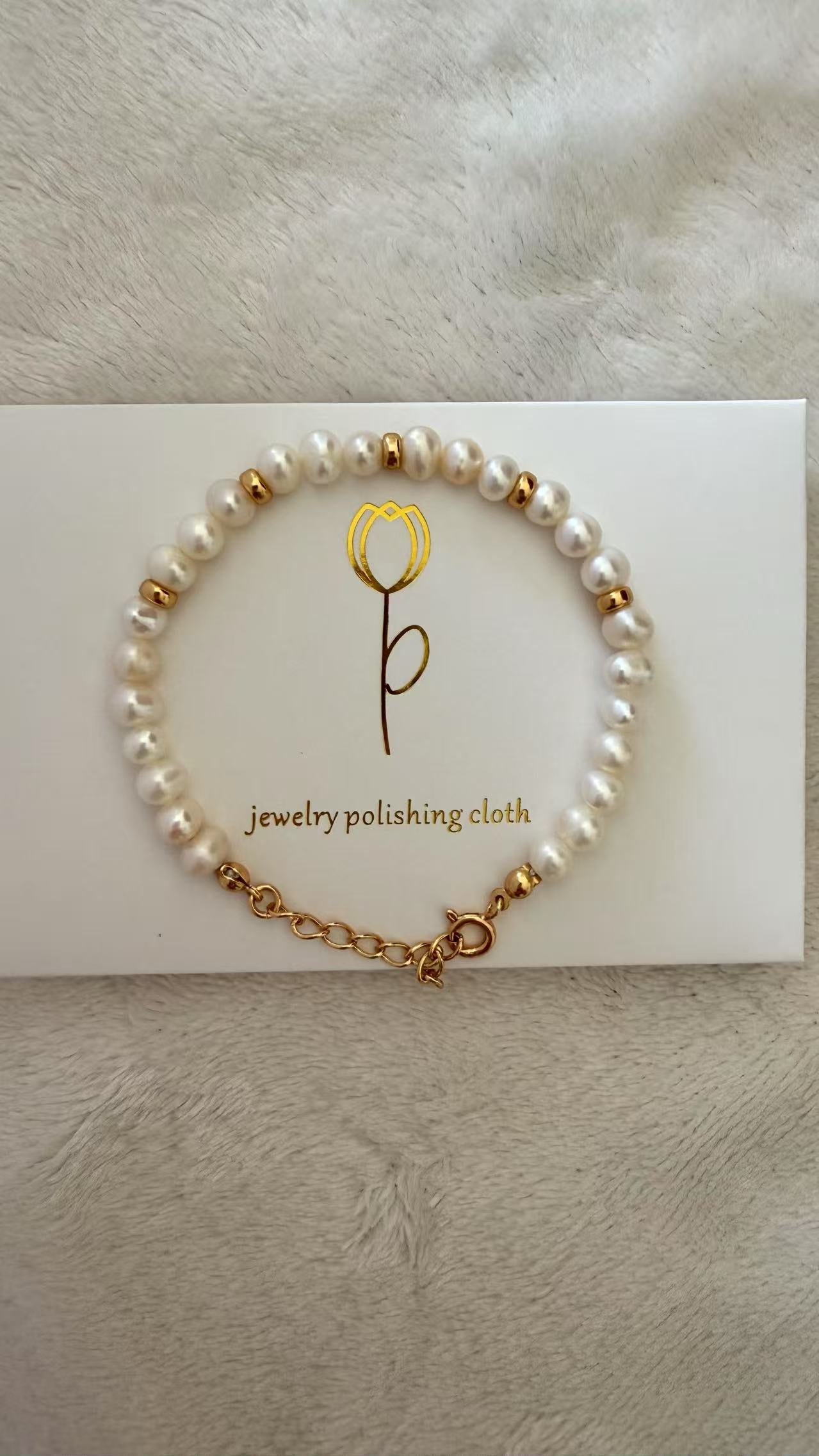 Bracelet avec perles naturelles blanches et perles dorées – modèle Harmonie Blanc de MeiPerle