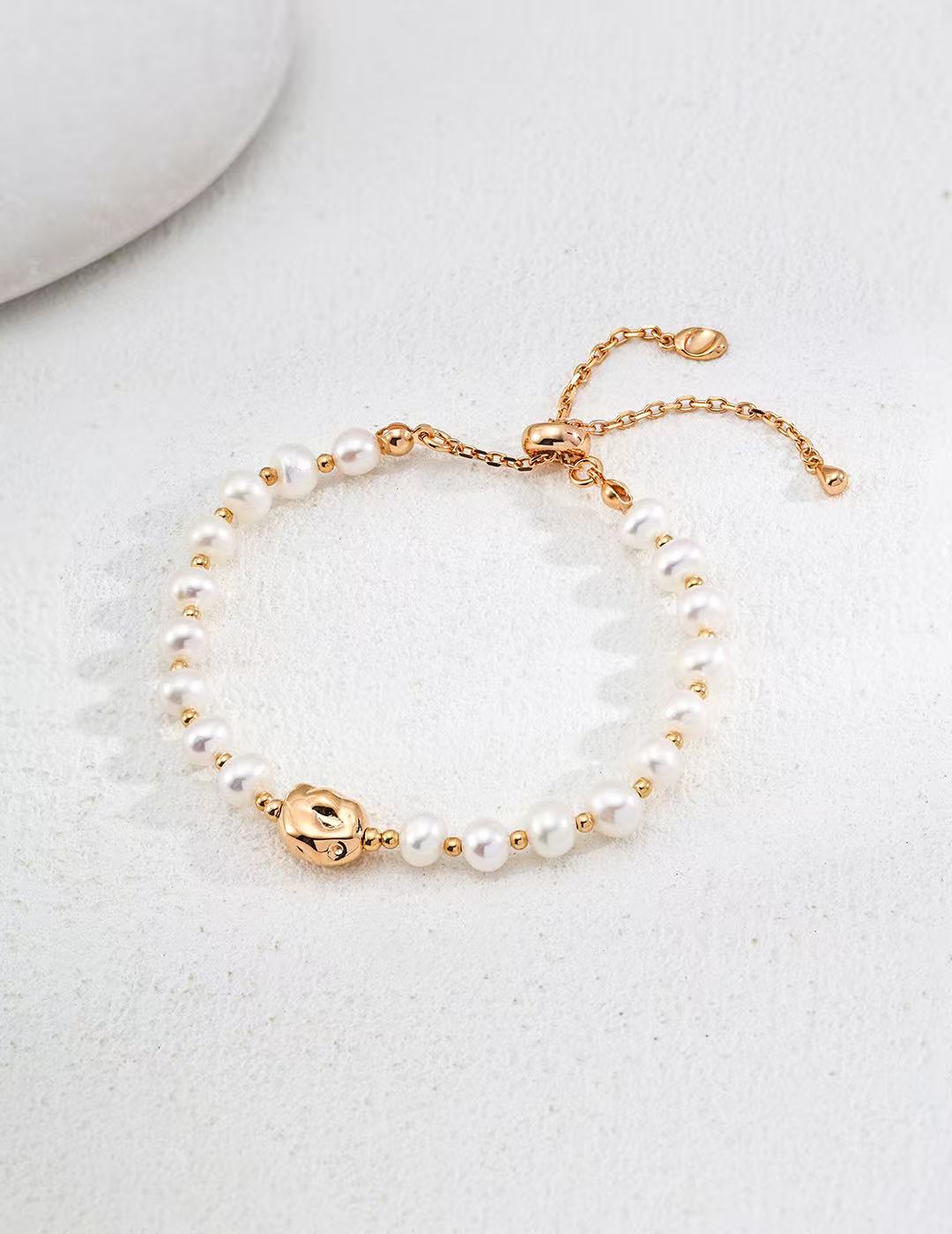 Bracelet doré en perles naturelles avec tête de panthère – vue produit sur fond clair
