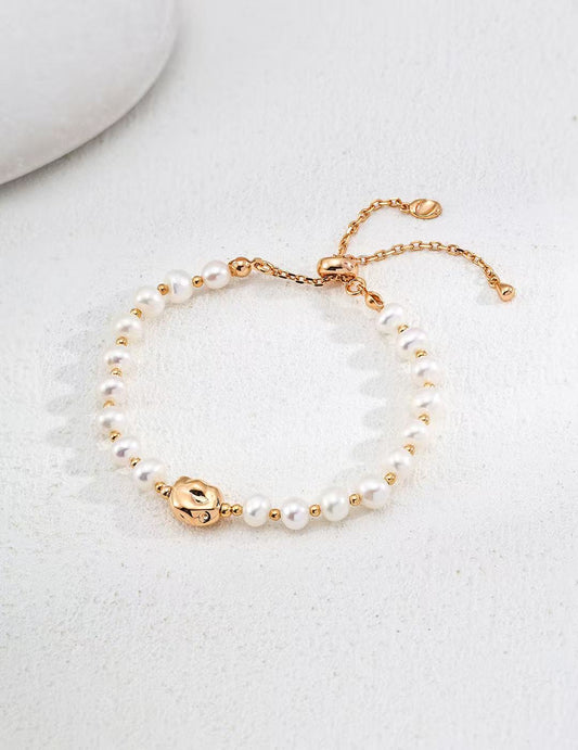 Bracelet doré en perles naturelles avec tête de panthère – vue produit sur fond clair