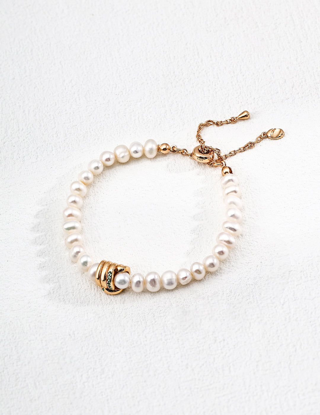 Bracelet en perles naturelles et anneaux dorés sur fond clair, modèle Éclats d’Or MeiPerle
