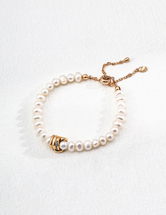 Bracelet en perles naturelles et anneaux dorés sur fond clair, modèle Éclats d’Or MeiPerle