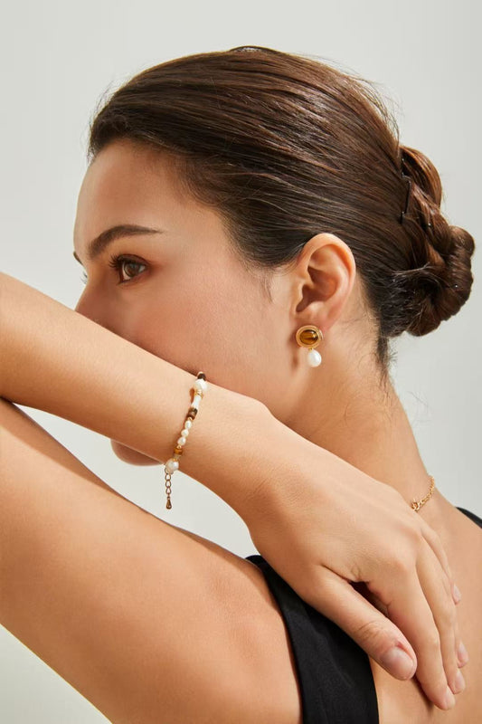 Bracelet perlé œil de tigre porté au poignet d’une femme – bijou MeiPerle