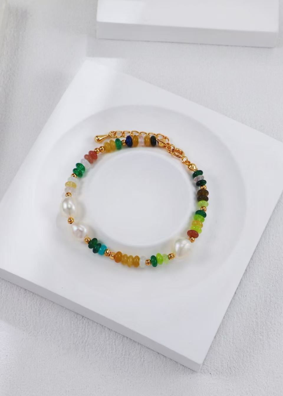 Bracelet pierres naturelles multicolores & perles d’eau douce MeiPerle sur fond blanc