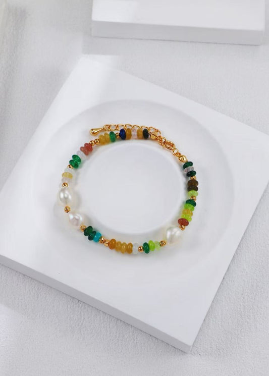 Bracelet pierres naturelles multicolores & perles d’eau douce MeiPerle sur fond blanc
