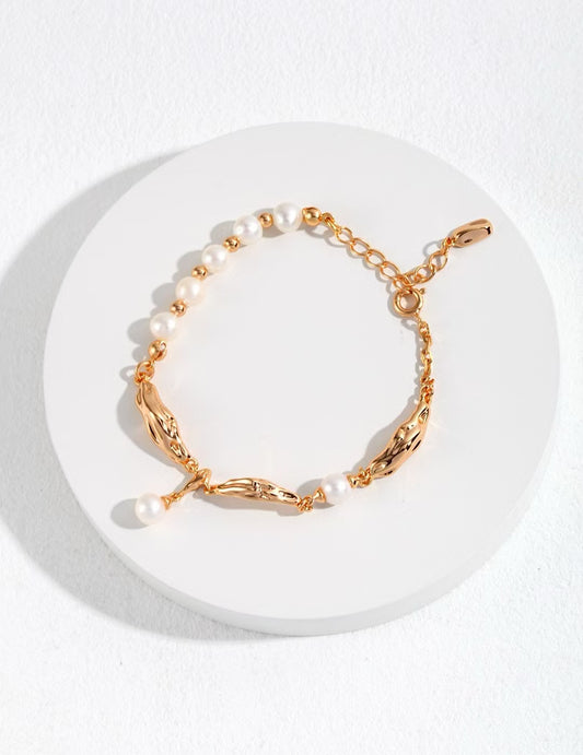 Bracelet Rivage Doré en perles naturelles et argent S925 doré, posé sur assiette blanche
