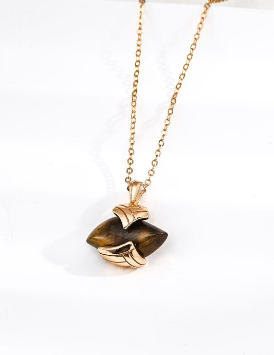 Chaîne fine dorée avec pendentif œil-de-tigre sur fond blanc – bijou naturel MeiPerle