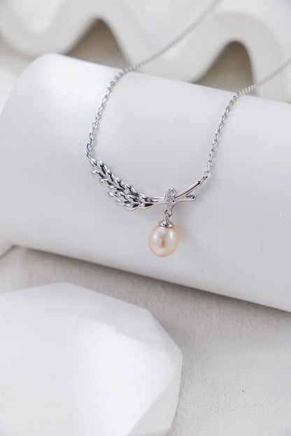 Collier en argent 925 avec perle naturelle et pendentif motif blé stylisé sur fond blanc