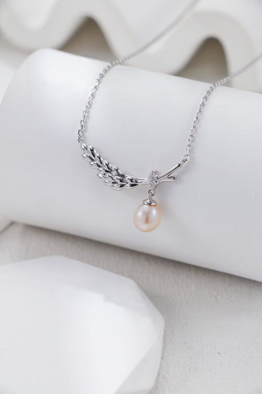 Collier en argent 925 avec perle naturelle et pendentif motif blé stylisé sur fond blanc