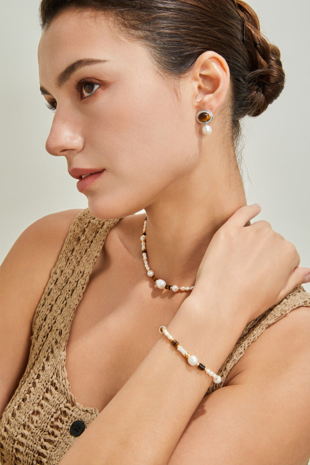 Femme portant le collier Chaleur de Terre en perles et pierre naturelle