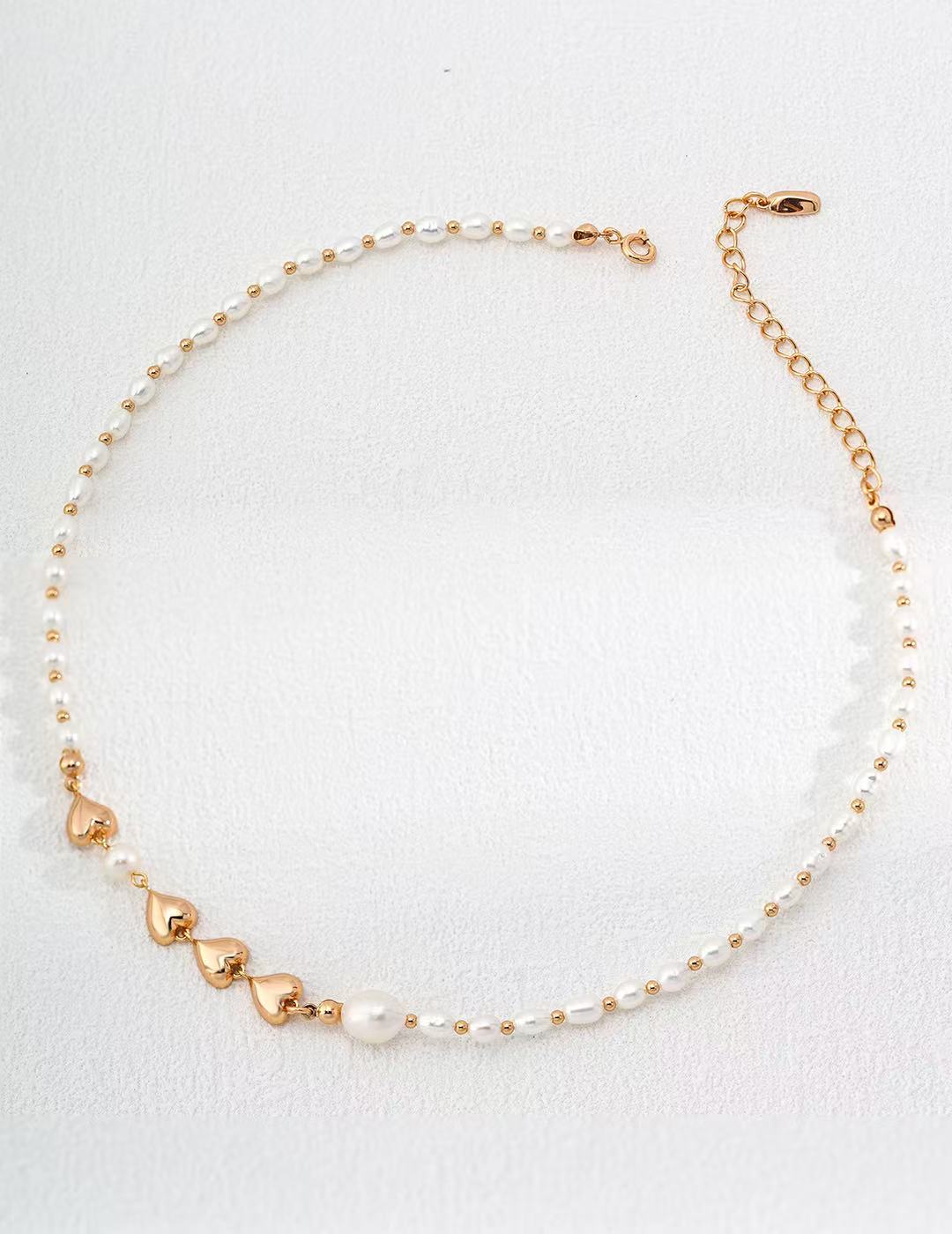 Collier en argent 925 doré avec perles naturelles et motifs cœurs dorés, style élégant et féminin
