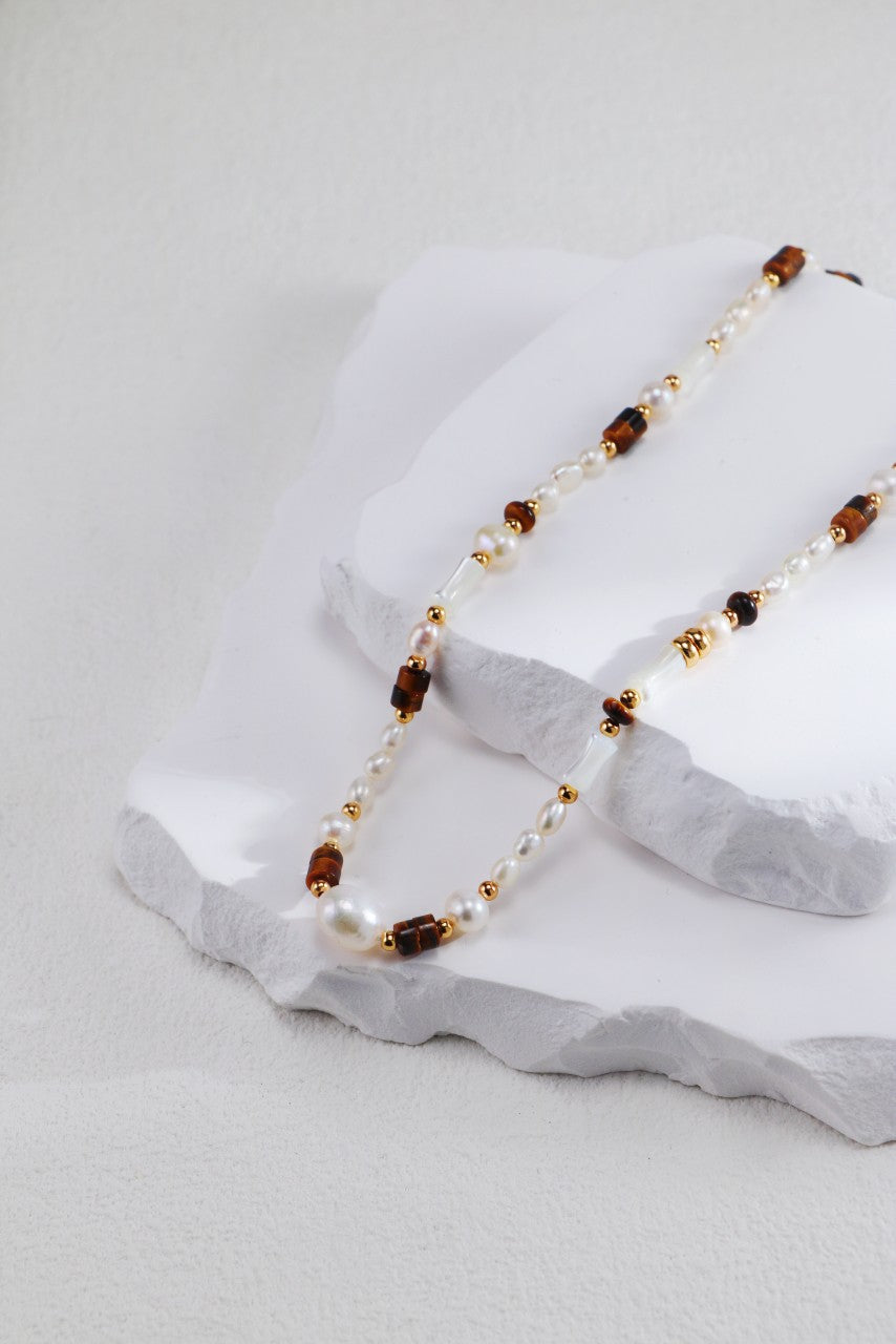 Détail du collier Chaleur de Terre avec perles nacrées et pierre œil de tigre