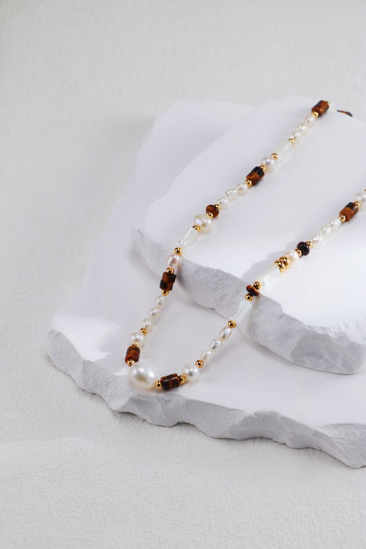 Détail du collier Chaleur de Terre avec perles nacrées et pierre œil de tigre